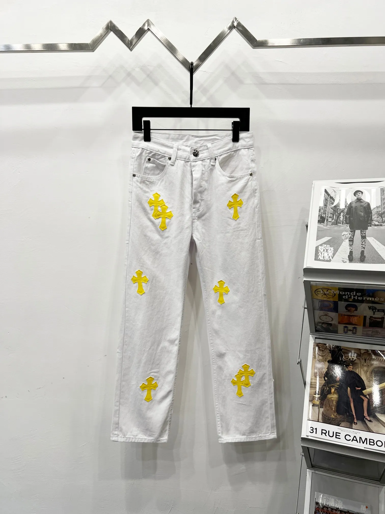 P240 style number: (K610) Chrome hearts & Chrome hearts High-end Chrome hearts white yellow leather cross patchwork leather jeans, the same style as the trendy uncle. Original hardware accessories, washed and other elevators, QR code analysis are all purchased from the original factory, high degree of restoration, you are welcome to compare the products~ Three-dimensional version Loose and comfortable, not picky about the figure, taller and slimmer, factory Seiko, original quality control, same style for men and women, can be matched with couples, versatile recommendation, must-have jeans for all seasons, fashionable people have been disappointed From the quality selection of fabrics, the tailoring of details, and the matching of patterns, everything is impeccable! The upper body is so handsome when worn...it can be easily worn by men, women and children! The craftsmanship is made of heavy-duty washed pure cotton denim fabric. After washing, it is soft and thick and looks very stylish when worn. Size: 28, 30, 32, 34 Color: white